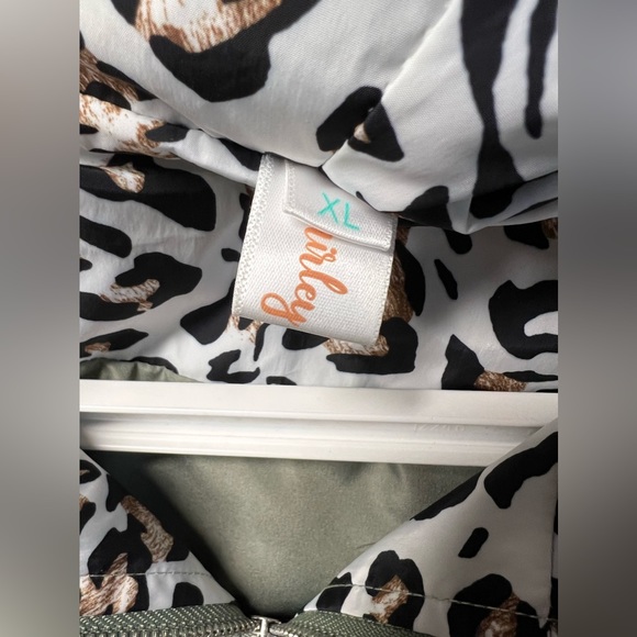 Sage & Leopard 🐆 Pullover! - Picture 3 of 3